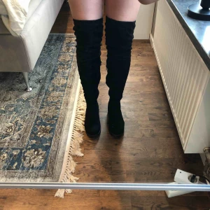  - Lårhöga stövlar i mockaliknande material från New Look. Sparsamt använda så mycket bra skick!
