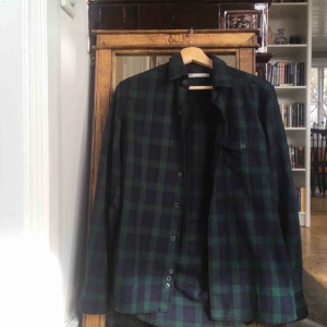 Skjorta HOPE - Fin skjorta från HOPE. Bra skick. Mycket fin uppknäppt med linne under, passar S lite löst och coolt. Även storlek M om man gillar den lite tajtare fiten. (Vill man använda den som sommar jacka alltså uppknäppt så rekommenderar jag S)