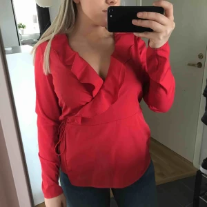  - Jättefin blus från Vero Moda som knappt är använd. Är i fint skick. Frakt tillkommer.