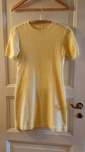 Stickad retroklänning - Benvit kortare, lätt klänning med fin passform. Super skick. Mellan 60- och 80-tal. Skriv gärna till mig om du önskar fler foton! Betalning via swish. Köparen står för frakt om vi inte kan mötas upp i Stockholm.