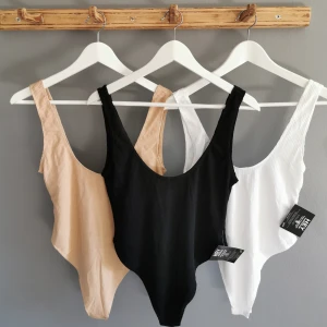 Body x3 - 3 stycken bodys från Nelly, helt oanvända med prislapp kvar. Står storlek xs men skulle säga att de är mer en small. Alla tre för 100kr eller 50 kr styck