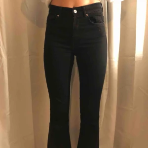 - Korta bootcut jeans från zara💞 strl36/38 180kr inkl frakt🙌🏽⚡️