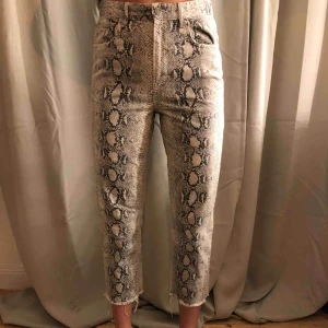  - Beigea ormjeans från Zara🙌🏽 strl 36/38 210 inkl frakt