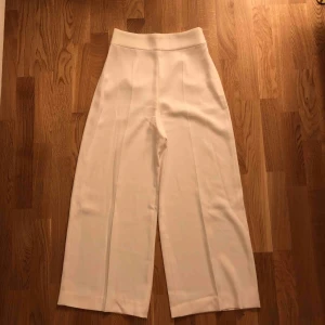  - Vita byxor 3/4 långa. 