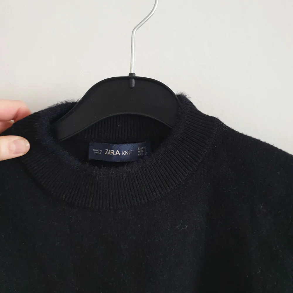 Snygg tröja från Zara knit! Skön svart passar till kostymbyxor eller liknande❣. Tröjor & Koftor.