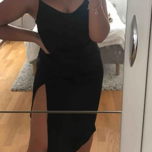  - Skiiiitsnygg siden klänning med slits  Fraktar eller möts upp i Stockholm  Skriv vid intresse eller frågor :)