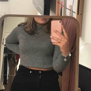  - Superskön grå stickat tröja Basic men så snygg att vika upp!! 100% merino ull vilket gör den varm och väldigt len! Pris kan diskuteras Fraktas eller möts upp i Stockholm :)