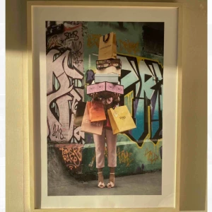  - Superfin poster från desenio! Som ny och har inga skador alls. Pris kan diskuteras! Nypris 249kr. Köparen står för frakt✨