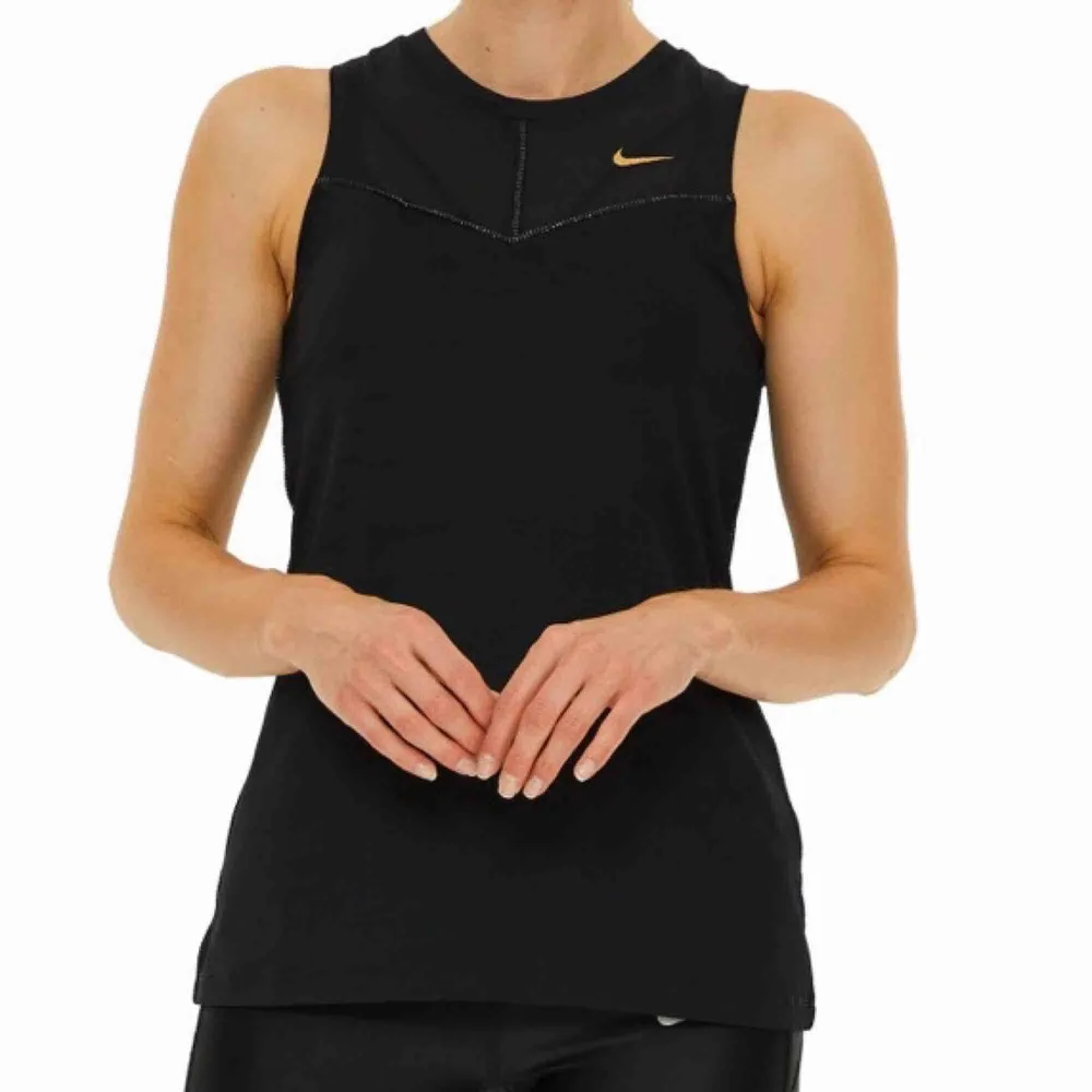Nike linne i svart med gulddetaljer, helt nytt. Mycket skönt material, stl small, frakt tillkommer! . Övrigt.