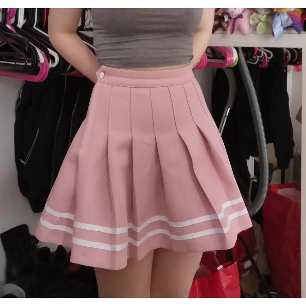 Nästan helt oanvänd rosa kjol i storlek 32, 100kr + frakt 66kr . Kjolar.