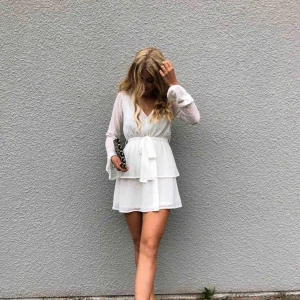  - En SJUKT fin klänning som passar perfekt till skolavslutningen eller studenten🤩🤩 Är även jättefint att lägga en tröja över, så det blir en volang kjol! Köpt för 600kr och använd 2 gånger🥰 Passar både XS och S! 