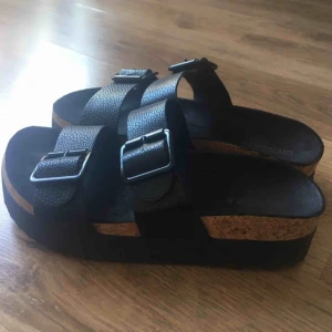  - Ett par fina platåsandaler/tofflor från H&M. Sparsamt använda!