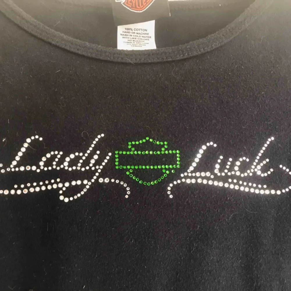 COOL harley davidson tshirt med ”LADY LUCK” skrivit i glittriga  stenar fram och tryck på ryggen!. T-shirts.