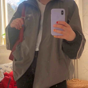  - Vindjacka från Reebok köpt på humana, så fin och perfekt till våren. Kan mötas upp i uppsala eller stockholm men annars står köparen för frakt💞