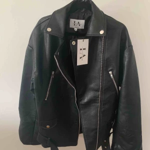 - Säljer min helt oanvända oversized skinnjacka från Nakd som Linn Ahlborg designat. Säljes pga fel storlek, Förpackningen finns kvar!! Köpte jackan för 1000 kr, den finns nu inte kvar att köpa på hemsidan. Buda!!