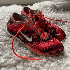 Träningsskor rosa Nike  - Nästan oanvända träningsskor! Jätte fint skick! Hör av er vi intresse och kolla gärna på mina andra plagg som jag säljer!🧡🧡