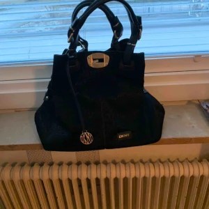  - Stor väska!  fint begagnat skick (bara swish) äkta dkny 