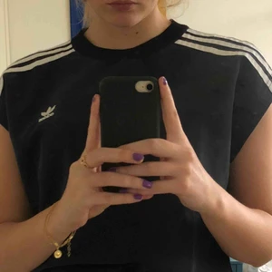  - Svin coolt Adidas linne/topp som tyvärr inte kommit till så mycket användning och därmed säljer jag den :) 