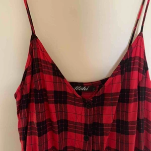  - Liten rutig klänning från Motel Rocks. Knappt använd. Frakt ingår i priset ❤️