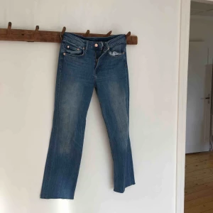  - Jeans från HM avklippt vid vrist. Storlek 26 dam. Möts i Örebro eller skickar, då står köparen för frakt (40kr)