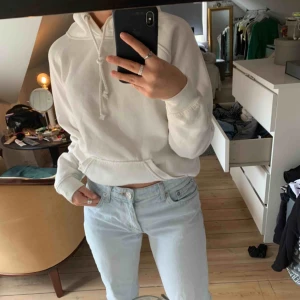  - Säljer denna snygga hoodie från bikbook pga att jag typ inte passar i vitt🥶  Väl använd men ändå bra skick! Fraktar eller möts upp i Stockholm💕💕💘💘