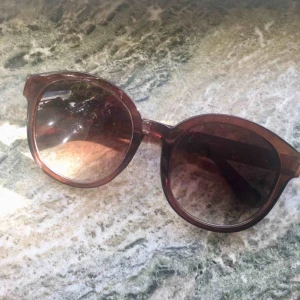 - Stora solglasögon i brunt. Knappt använda så fint skick