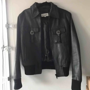  - En skinnjacka från hollies i mycket bra skick. Fickor med knäppen.