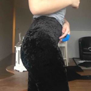  - Svarta leggings i crushed velvet material. Säljer då jag inte använder dom. Kan mötas upp i Stockholm eller skicka på posten (köparen står för frakten)💕