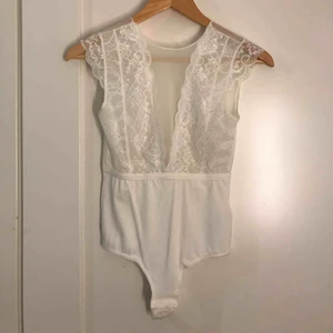  - Body från Nelly.com i spets. Öppen i ryggen och knäpper den längst ner 