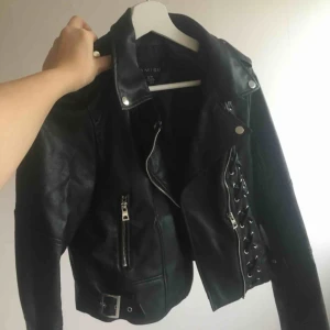  - Skinnjacka i fejkskinn med snörningsdetaljer på ena sidan. Säljer pågrund av att den är för liten. Använd fåtal gånger. Kan mötas upp i Stockholm eller skicka på posten(köparen står för frakten)💕