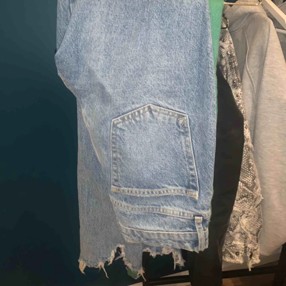 Ljusa jeans med grön revär från bikbok, storlek s. Passar bra på mig i längd och jag är 170🤜🏼🌟💜 använda kanske fem gånger men säljs då den inte kommer till användning längre . Jeans & Byxor.