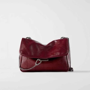  - Säljer den här superfina röda väskan från Zara, helt slutsåld på hemsidan. Använd max 3 gånger och kommer tyvärr inte till användning.  Bud: 250 🦋