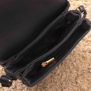  - Oanvänd väska från Åhléns. Marinblå med många fack, rymlig 