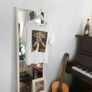 En basic t-shirt med ett coolt tryck av Romeo & Julia i storlek L från h&m.💜