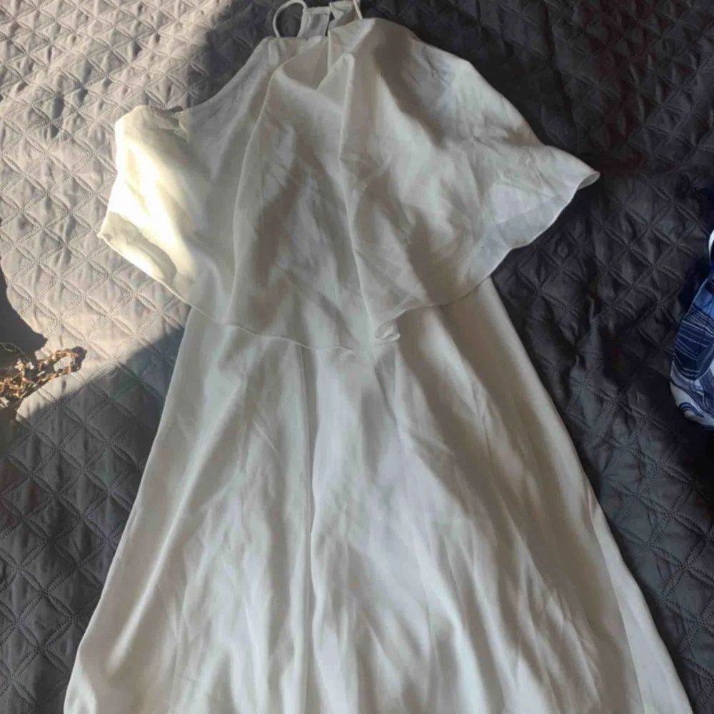 Söt vit klänning från Nelly, passar både xs,S. Fin att ja på skolavslutningen. Köparen står för frakt . Klänningar.