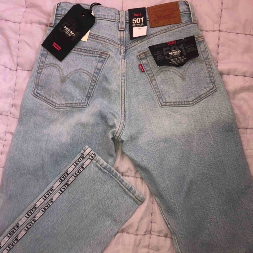 Jag säljer 501 cropped Levi’s jeans storlek 24x26. Endast testade för att ta bild, alltså helt nya. Värde på 1149kr, men säljer för 900kr pga kommer aldrig användas. Pris kan diskuteras . Jeans & Byxor.