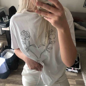  - Oanvänd t-shirt med lappen kvar, kommer tyvärr inte till användning 🌹 50 kr frakt