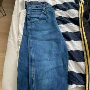  - Wrangler jeans väldigt breda och raka hela vägen