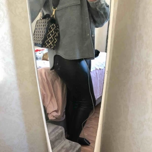  - Skinnbyxor som endast blivit använda på en fest, klippt bort lappen så vet ej märke eller storlek men passar mig med S/M i byxor, 200kr ink frakt på 59kr