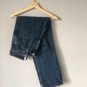  - Mörkblå jeans, Modell Row från Weekday, gott skick   Modellen på sista bilden har storlek 28/30 