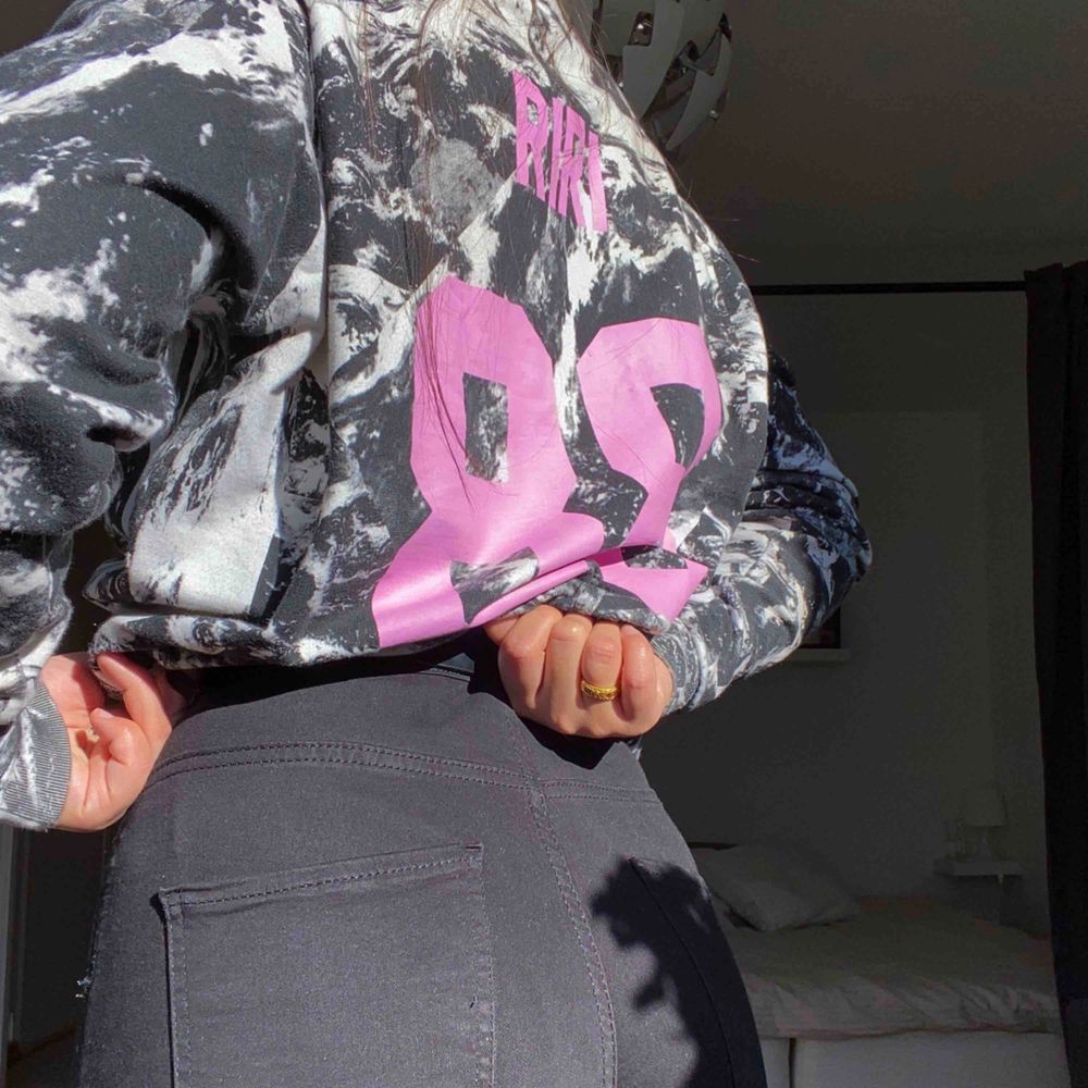 Jätte fin svart/vit sweatshirt. På ryggen står det ”RiRi 88” med rosa text. . Tröjor & Koftor.