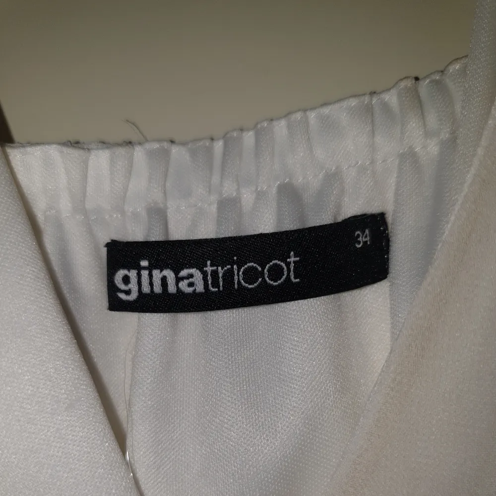 Vit långklänning från Ginatricot i storlek 34. Använd ett fåtal gånger. Skriv gärna ifall ni har några frågor eller vill ha fler bilder❤. Klänningar.