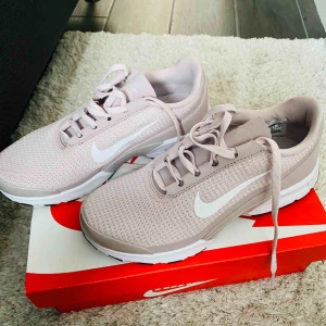  - Pastell lila färjade ifrån Nike storlek 36 1/2. Oanvända med Orginal kartong 