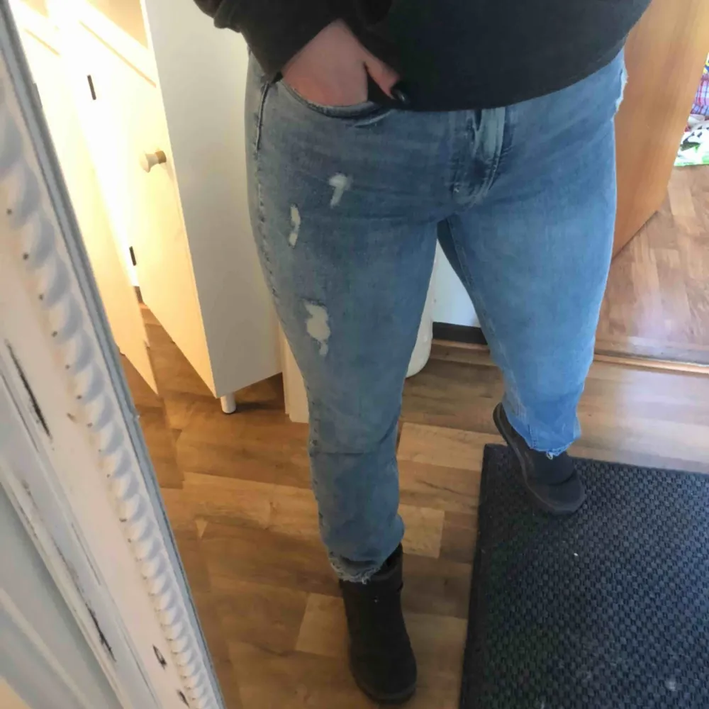 Super fina jeans, klippt bort lappen så vet ej storlek eller vart dom kommer ifrån men säljes pga att jag inte tycker jag passar i dem längre  Skulle säga att dem passar S/M (36/38) . Jeans & Byxor.