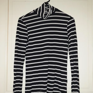 Randig polotröja - Randig polotröja från H&M i storlek XS. Använd ett fåtal gånger. Skriv gärna ifall ni har några frågor eller vill ha fler bilder❤