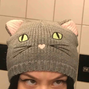  - En súper söt katt mössa köpt för länge sedan. Fint skick! Frakt: 30kr