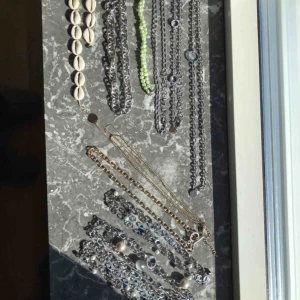  - Snygga kedjor mm. i silver och guld. Nästan alla är helt oanvända. Funkar super att ha som de är eller tillsammans med andra halsband. De längre får man vika dubbelt för bra längd. Priset varierar mellan 100-200kr. Skriv för mer info. Frakt kan tillkomma.