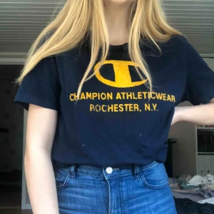  - Champions tshirt 🤪 Är S men sitter mer som en M, är herrtröja egentligen. 