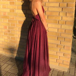  - Balklänning som är använd 1 gång,  Ordinarie pris: 1300kr Lite sliten i botten, därav priset FRI FRAKT