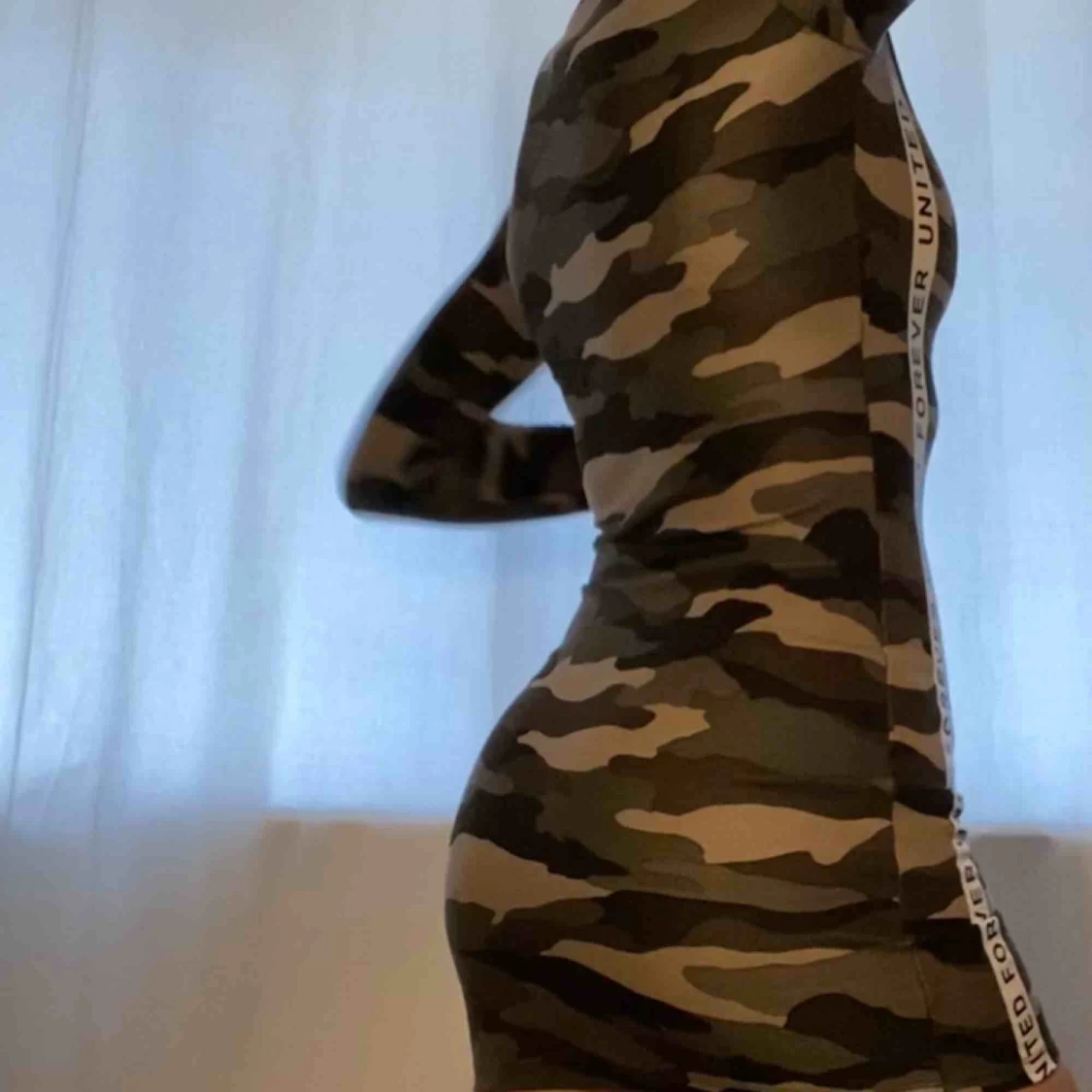 Klänning med detaljer - 90